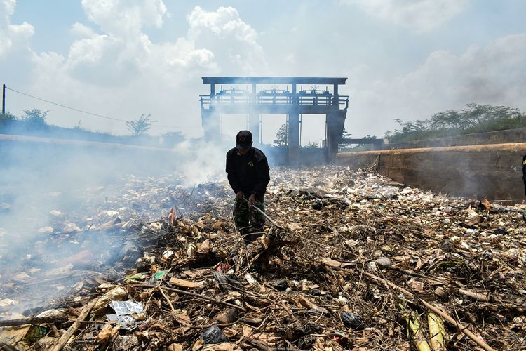 Pemandangan tumpukan sampah terlihat di pintu air irigasi Sungai Cikeruh Di Kampung Sukarame Rt 01/Rw 18 Desa Cileunyi Kulon Kecamatan Cileunyi, Kabupaten Bandung, Kamis (28/11/2019). Tampak petigas Satgas Citarum Harum tengah membersihkan tumpukan sampah mengendap di depan pintu air sungai Cikeruh yang mengering.