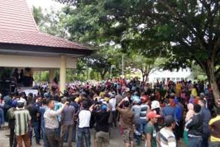 Pendukung salah satu calon bupati yang dicoret KPU melakukan unjuk rasa lagi di Tilamuta. Mereka mengepung kantor DPRD dan melempari petugas