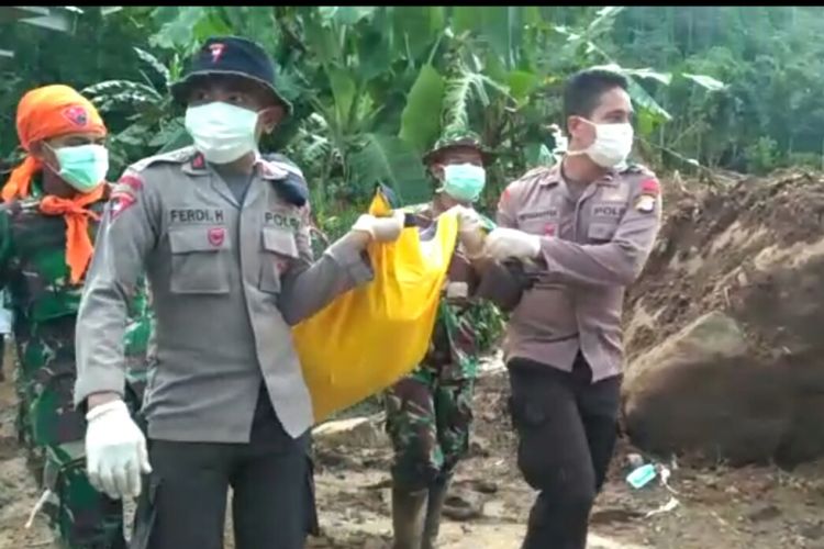 Aparat TNI dan Polri berjibaku mengevekuasi jenazah korban tertimbun longsor di Dusun Pattiro, Desa Pattallikang, Kecamatan Manuju, Kabupaten Gowa, Sulawesi Selatan. Selasa, (29/1/2019).