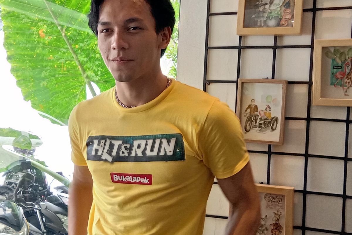 Jefri Nichol saat menghadiri peluncuran poster film HitNRu di SRSLY Coffe, Jakarta Selatan, Jumat (5/5/2019).