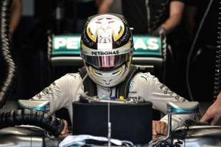 Pebalap Mercedes asal Inggris, Lewis Hamilton, masuk ke mobilnya saat sesi latihan pertama GP Malaysia di Sirkuit Sepang, Jumat (30/9/2016).