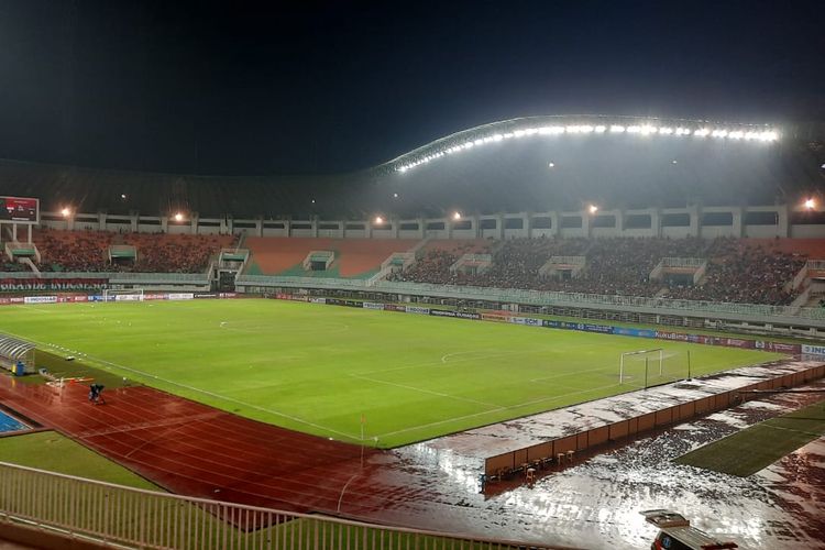 Suasana jelang pertandingan FIFA Matchday antara timnas Indonesia vs Curacao di Stadion Pakansari, Bogor, Selasa (27/9/2022).