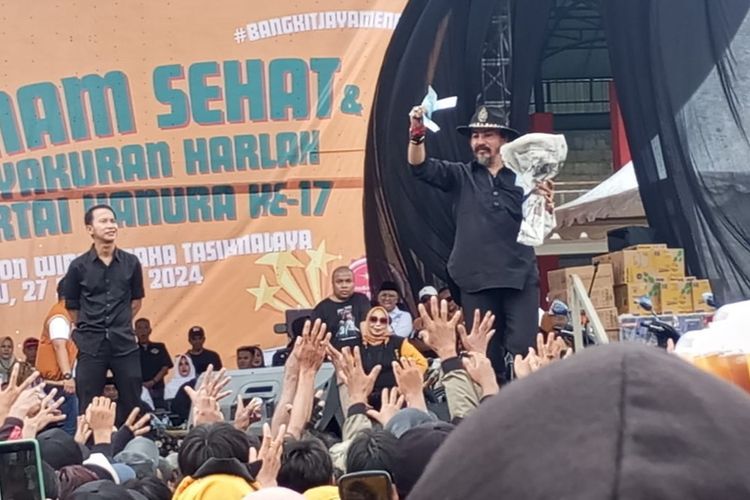 Pesulap Limbad, saat melakukan trik sulap bagi-bagi uang lembaran Rp 50.000 sangat banyak di acara Kampanye Terbuka Ganjar-Mahfud MD di Stadion Dadaha, Kota Tasikmalaya, Jawa Barat, Sabtu (27/1/2024).