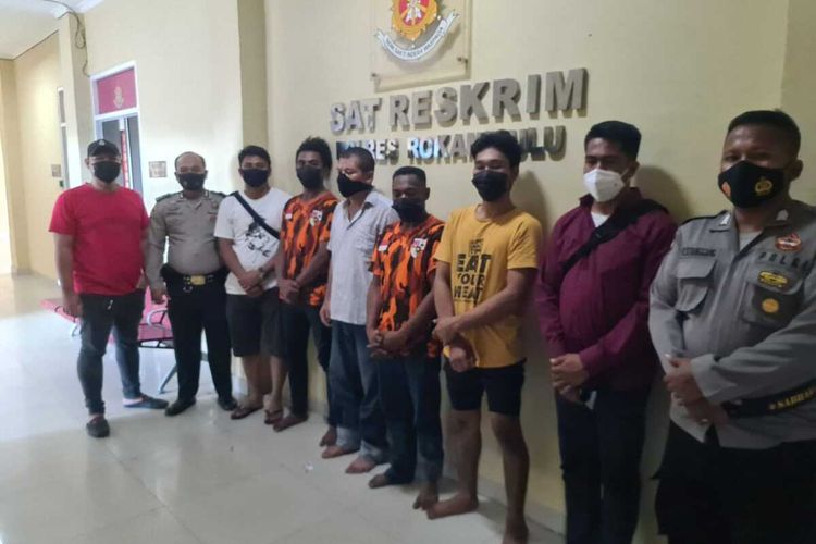 Lima orang anggota PP tersangka kasus pengrusakan kantor ormas IPK ditahan di Polres Rohul, Riau, Senin (15/2/2021).