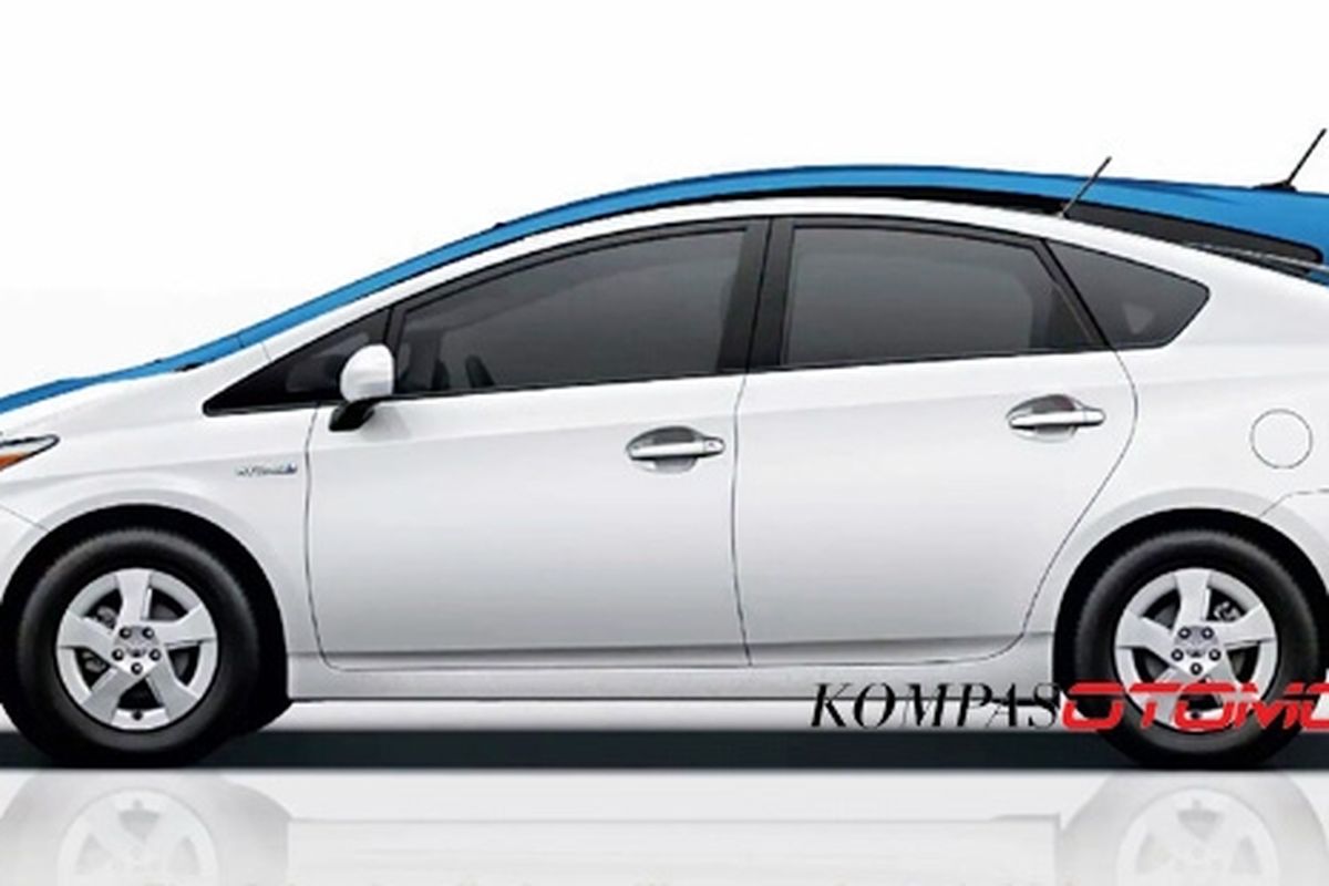 Prius hybrid (depan) dijadikan platform untuk MPV hybrid (biru)