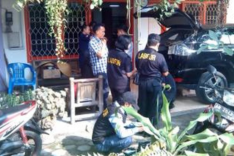 Tim Lapfor Mabes Polri Cabang Semarang saat olah tkp di rumah amin rais