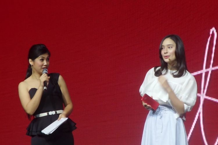 Tatjana Saphira (kanan) menghadiri acara peluncuran Zenfone 4 Selfie di Pullman Hotel, Jakarta Barat, Rabu (25/10/2017).