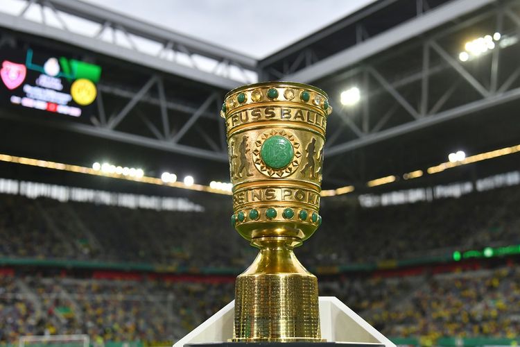 Piala Jerman (DFB Pokal) dipamerkan sebelum pertandingan babak pertama antara KFC Uerdingen 05 dan BVB Borussia Dortmund di Duesseldorf, Jerman barat pada 9 Agustus 2019.