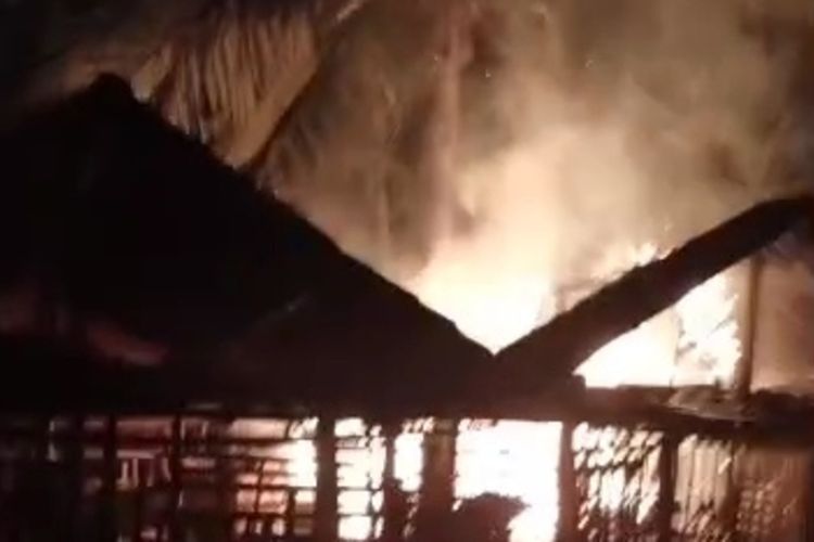Kandang ternak terbakar saat pemilik menonton sepak bola Indonesia vs Iraq di Ponjong, Gunungkidul. Kamis (3/5/2024)