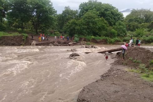 Banjir Lumpuhkan Akses Transportasi di Pantura Flores