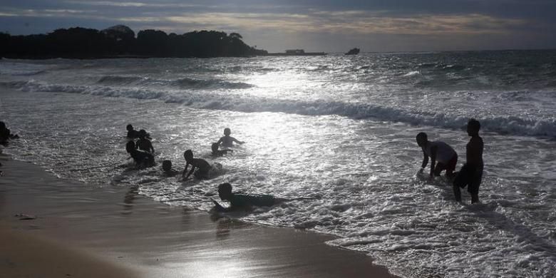 Pantai Cilauteureun atau dikenal sebagai Pantai Santolo memesona mata dengan hamparan pasir putihnya yang luas