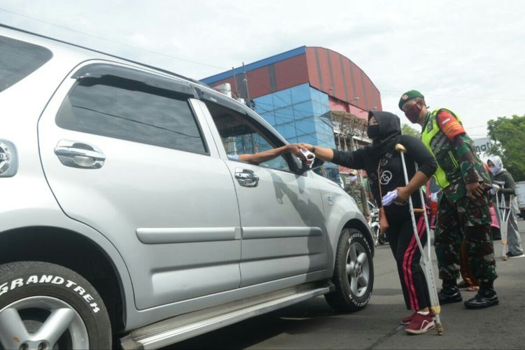 Anggota TNI bersama kaum disabilitas di Kabupaten Cianjur, Jawa Barat, membagikan masker kepada pengguna jalan, Selasa (27/10/2020).