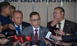 Ramai Putusan Pemilu Terpisah, DPR Pastikan Tak Bahas Revisi UU MK