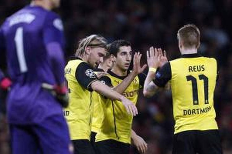 Gelandang Borussia Dortmund asal Armenia, Henrikh Mkhitaryan (tengah), merayakan gol yang dicetaknya ke gawang Arsenal pada laga Grup F Liga Champions, Selasa (22/10/2013), di Emirates Stadium.