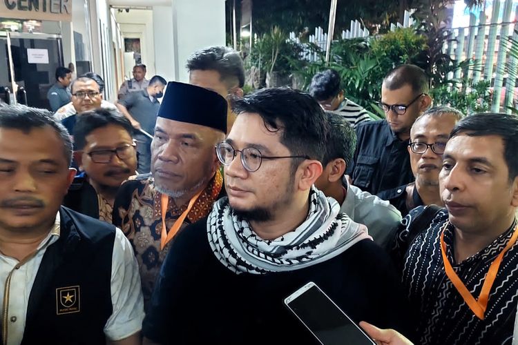 Ketua Umum Partai Ummat, Ridho Rahmadi, selepas mediasi lanjutan dengan Komisi Pemilihan Umum (KPU) RI di kantor Badan Pengawas Pemilu (Bawaslu) RI, Selasa (20/12/2022).