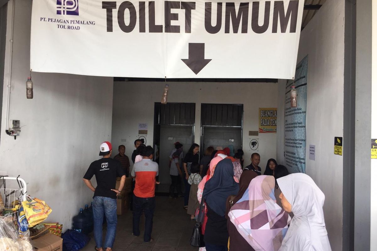 Antrian di depan kamar kecil wanita di Tempat Istirahat KM 294 B Tol Pejagan-Pemalang, Minggu (21/4/2019).