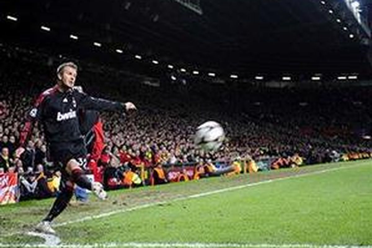 Gelandang AC Milan, David Beckham, melepaskan sepak pojok, dalam laga leg kedua 16 besar Liga Champions, melawan Manchester United, di Old Trafford, Rabu (10/3/2010).