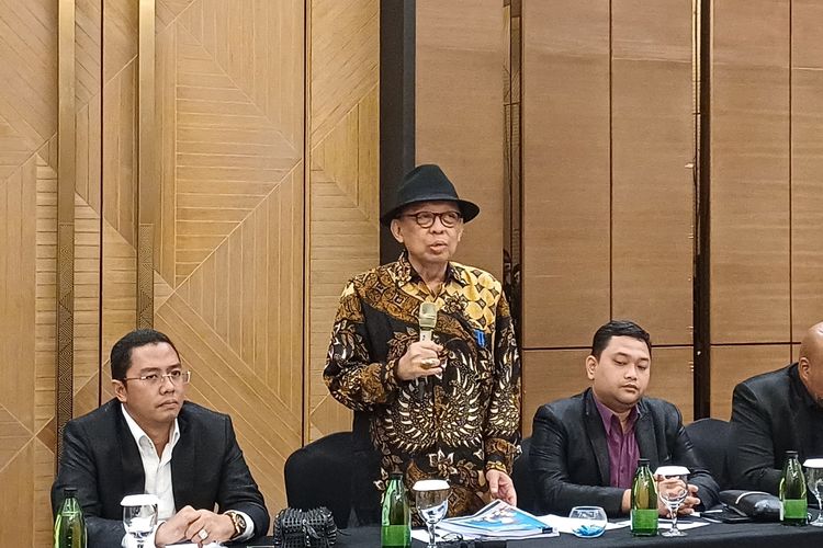 Rektor Universitas Pancasila berinisial ETH (72) saat jumpa pers dengan wartawan di kawasan Setiabudi, Jakarta Selatan, Kamis (29/2/2024).