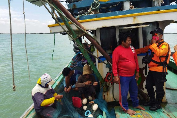 Petugas menemukan Kapal Putra Barokah SN yang sempat hilang pada Minggu (06/3/2022) subuh lalu. 19 penumpang dalam kondisi selamat.