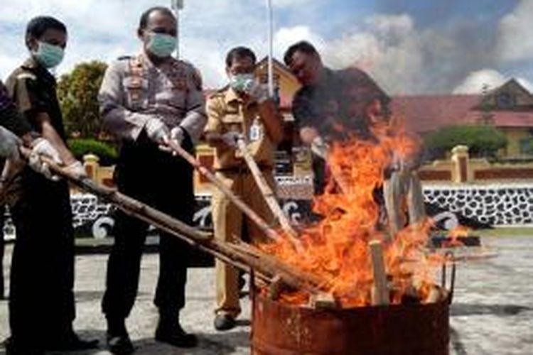 Kapolres Nunukan AKBP Robert Silindur Pangaribuan (kedua dari kiri) beserta BNK, Kejaksaan, dan Dinas Kesehatan Nunukan, Kalimantan Timur, memusnahkan sabu sabu senilai Rp 5 miliar rupiah yang diselundupkan oleh 2 warga Negara Malaysia, Rabu (14/5/2014).