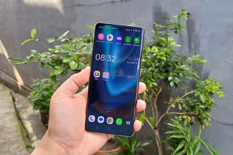 Bagian depan Oppo Reno8 T 5G. Ponsel ini mengadopsi layar AMOLED 6,7 inci dengan desain melengkung (Curved 3D) di sisi kiri dan kanannya.

Seperti diketahui, layar seperti ini biasanya hadir di jajaran ponsel kelas atas alias flagship berbanderol belasan juta rupiah bak Oppo Find X5 Pro 5G. Namun, pengguna kini bisa menjajal fitur layar mewah tersebut di ponsel harga Rp 6 jutaan. 

Kehadiran desain layar Curved 3D sendiri membuat tampilan depan Reno8 T 5G terlihat sangat lega, lantaran bezel di sekeliling layar, terutama di bagian atas dan bawah, tampak tipis.

