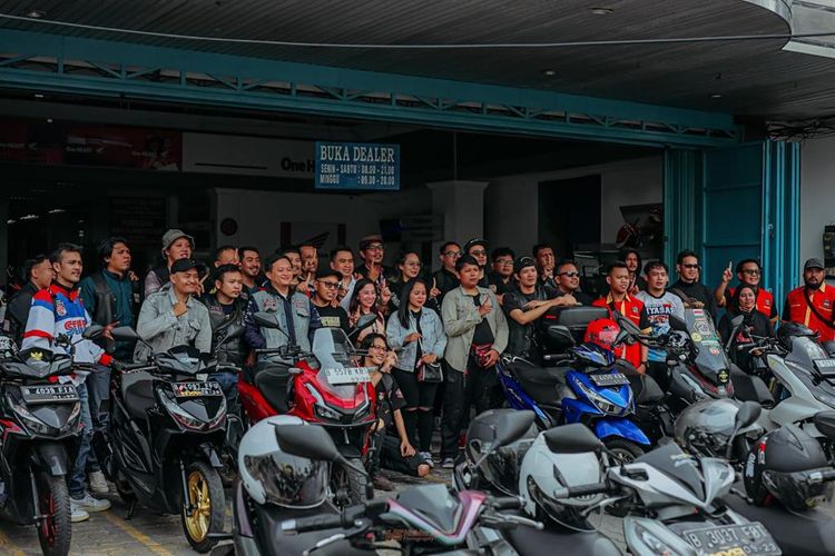 Sebanyak 50 pengendara motor atau bikers perwakilan dari berbagai komunitas binaan Paguyuban Motor Honda Bekasi (PMHB) meramaikan acara Honda Matic Premium Day (HPMD)