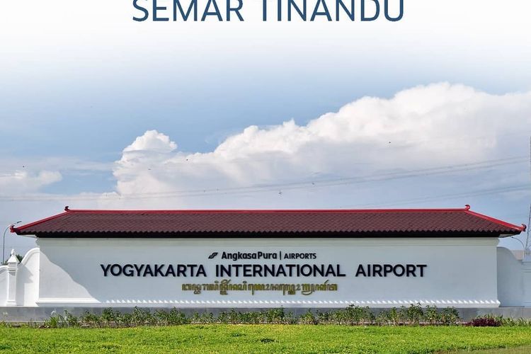 Bentuk papan nama Bandara Internasional Yogyakarta yang memiliki gaya khas gerbang Kraton Ngayogyakarta yang bernama Joglo Semar Tinandu.