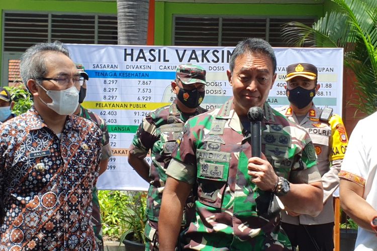 Panglima TNI Jendral Andika Perkasa disela Peninjauan Vaksinasi anak di SD Plembengan, Kapanewon Bambanglipuro, Bantul, DI Yogyakarta Jumat (31/12/2021).