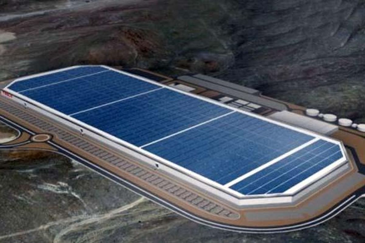 Pabrik super-modern milik Tesla, di Nevada, Amerika Serikat, Gigafactory, telah dibangun pada 2014. Rencananya mulai 2017 beroperasi memproduksi baterai lithium-ion.