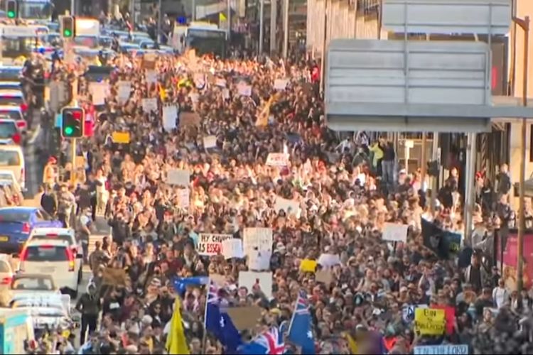 Demo berlangsung di sejumlah kota di Australia untuk menolak lockdown saat kasus Covid-19 melonjak lagi. [SS/YOUTUBE/9 NEWS AUSTRALIA] 