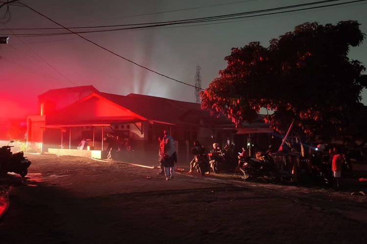 Gelap Gulita, Petugas Damkar Kesulitan Padamkan Api di Asrama Polri Ciledug