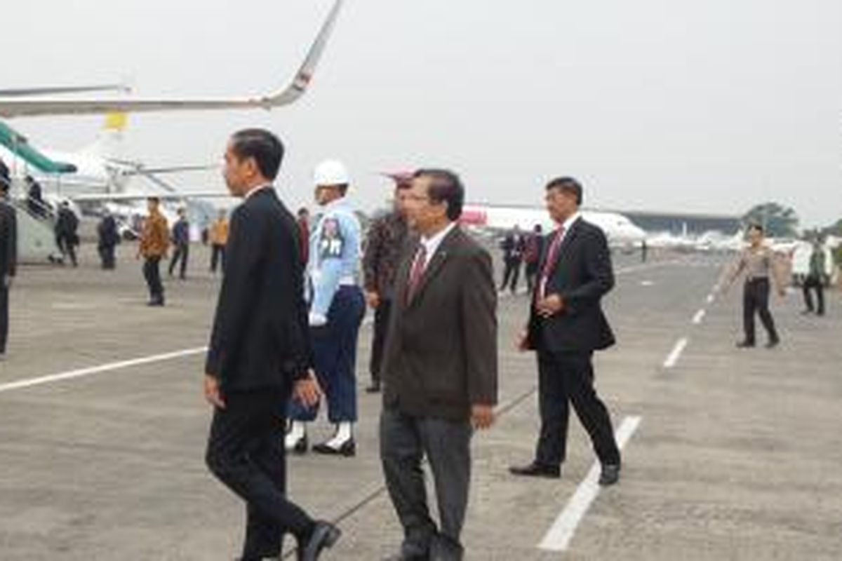 Presiden Joko Widodo usai berbincang dengan Menteri Koordinator Kemaritiman Rizal Ramli di Bandara Halim Perdanakusuma, Jumat (11/9/2015).