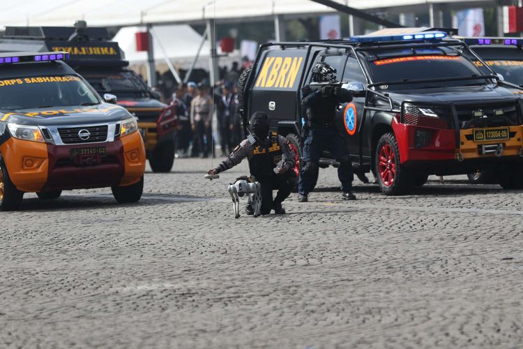 Atraksi kolaborasi polisi, robot robodog dan humanoid dalam acara Peringatan HUT ke-79 Bhayangkara di Silang Monas, Jakarta Pusat, Selasa (1/7/2025). Tema besar tahun ini mengusung slogan polri untuk masyarakat.