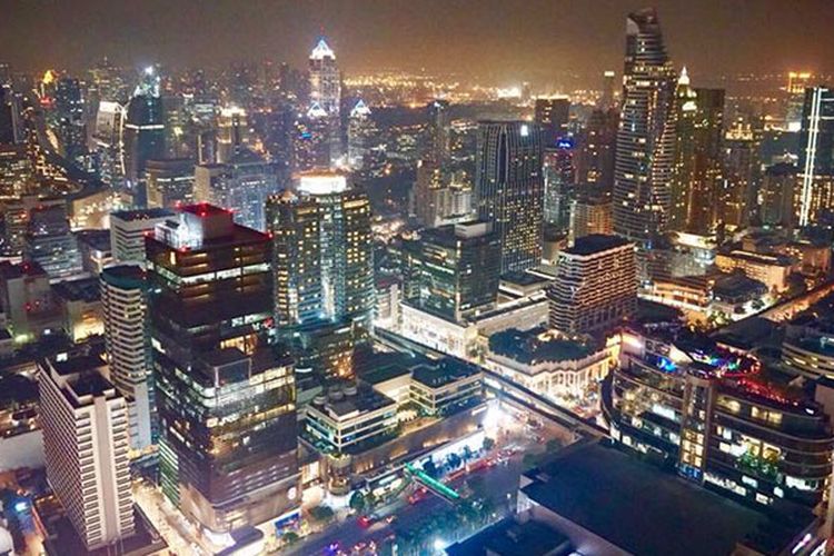 Pemandangan kota Bangkok, Thailand di malam hari.