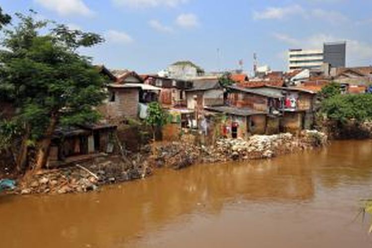 Deretan rumah warga berdiri di bantaran Kali Ciliwung di Kawasan Bidara Cini, Jakarta Timur, Selasa (4/3/2014). Menurut catatan, ada sekitar 37.000 kepala keluarga atau 250 ribu warga yang tinggal di bantaran Sungai CIliwung, Jakarta. Sanitasi yang buruk dan ancaman banjir setiap tahun penduduk di sana menjadi persoalan yang kunjung selesai hingga kini. 