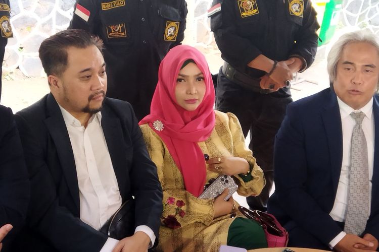 Artis Roro Fitria saat hadir di Pengadilan Agama Jakarta Selatan, Selasa (6/12//2022). 