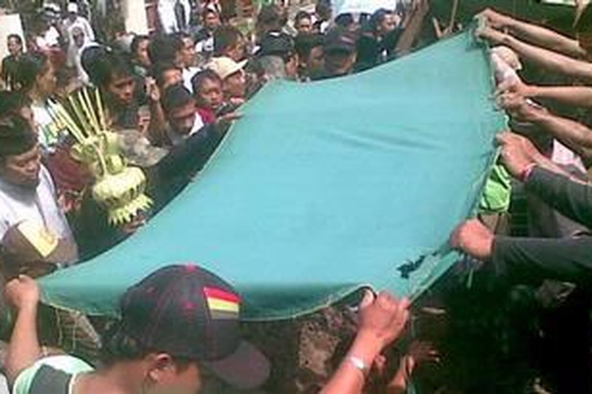 Pemakaman jenazah Purwo Adi, suporter yang tewas dalam kericuhan usai laga Persebaya vs Persija pada Minggu (3/6/2012).