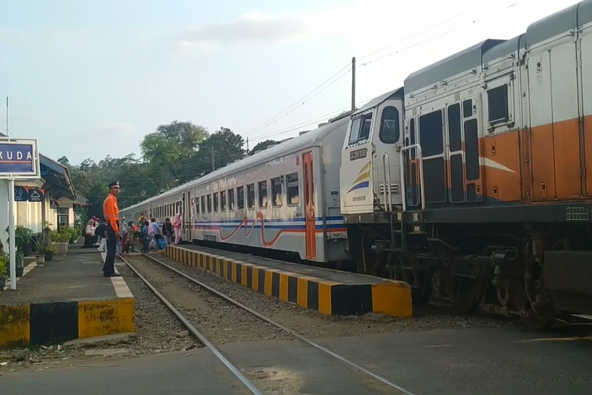 Rangkaian KA Pangrango berhenti dengan lokomotif di pintu lintasan sedangkan rangkaian kereta teoat di atas peron di Stasiun Parungkuda, Sukabumi, Jawa Barat, Jumat (8/11/2019).