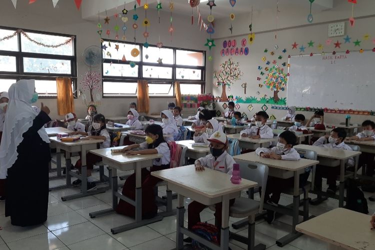 Pembelajaran tatap muka (PTM) dengan kapasitas 100 persen setiap kelas digelar di sekolah-sekolah di DKI Jakarta, Senin (3/1/2022). Salah sstunya di SDN Pondok Bambu 02, Jakarta Timur.