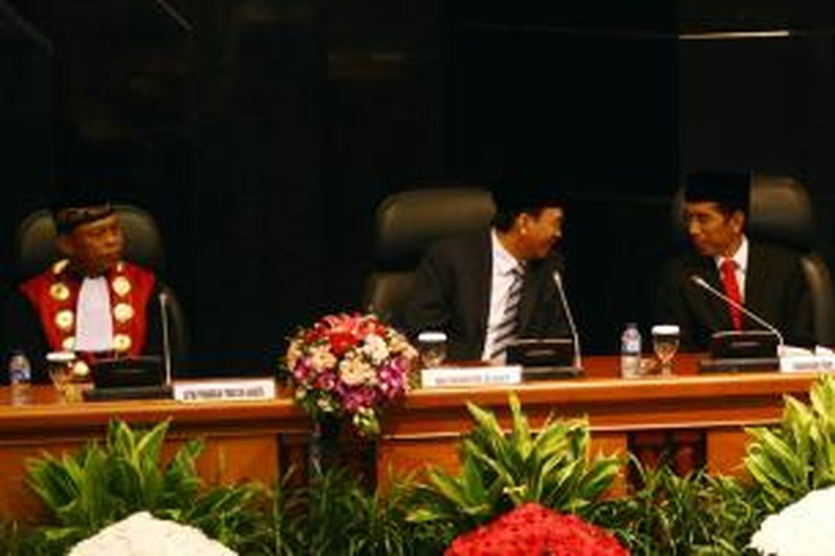 Gubernur DKI Jakarta sekaligus presiden terpilih, Joko Widodo (kanan), didampingi Wakil Gubernur DKI Jakarta Basuki Tjahaja Purnama berbincang saat menghadiri pelantikan anggota DPRD di Gedung DPRD DKI Jakarta, Senin (25/8/2014). Sebanyak 106 orang anggota DPRD DKI dilantik untuk periode 2014-2019.