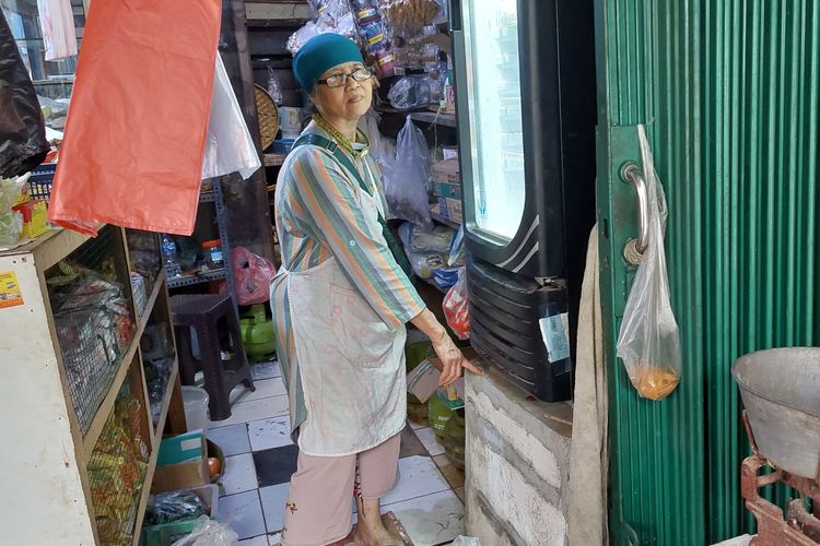 Tasrinah (58) warga penjual sayuran di Kembangan Utara, Kembangan, Jakarta Barat, merugi setiap kali banjir besar merendam warung sekaligus rumahnya. 