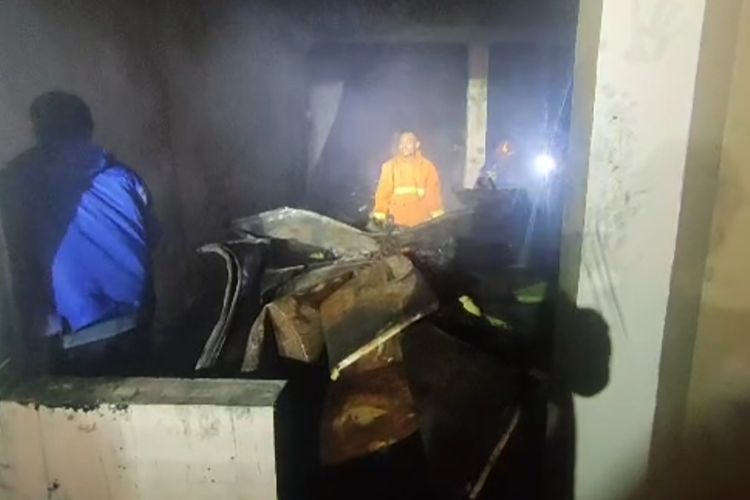 Petugas Damkar mencari penyebab kepulan asap yang masih timbul paska kantor BPN Brebes terbakar hebat, Sabtu (15/7/2023) malam. 