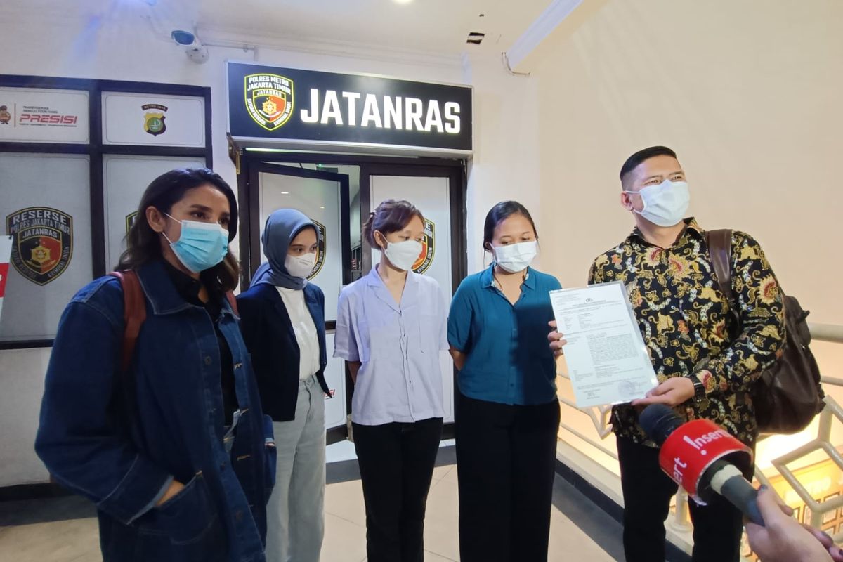 Para korban investasi bodong yang diduga dilakukan oleh seorang aktris peran berinisial SAP di Polres Metro Jakarta Timur, Rabu (11/1/2023).