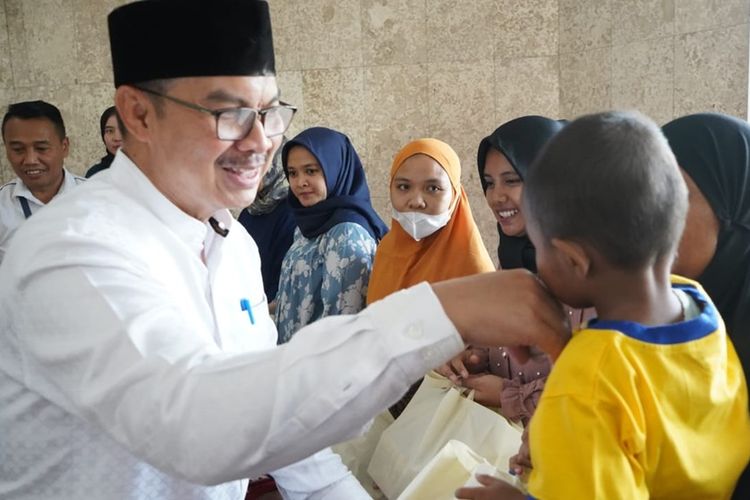 Kepala Badan Kependudukan dan Keluarga Berencana Nasional (BKKBN) Dokter Hasto saat memberikan sambutan pada acara Silaturahmi BKKBN bersama Tim Pendamping Keluarga (TPK), Keluarga Berisiko Stunting (KRS), dan Masyarakat di Masjid Adzuriyah BKKBN Pusat, Jakarta, Selasa (2/4/2024). 