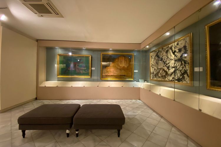 Bagian dalam Museum Basoeki Abdullah berisi berbagai karya lukis dan koleksi pribadi di Cilandak Barat, Jakarta Selatan. 
