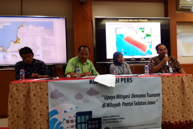 Sejumlah pejabat dari Badan Geologi Kementria ESDM saat melakukan konferensi pers terkait mitigasi bencana di Pantai Selatan Jawa Barat, Jumat (6/4/2018)