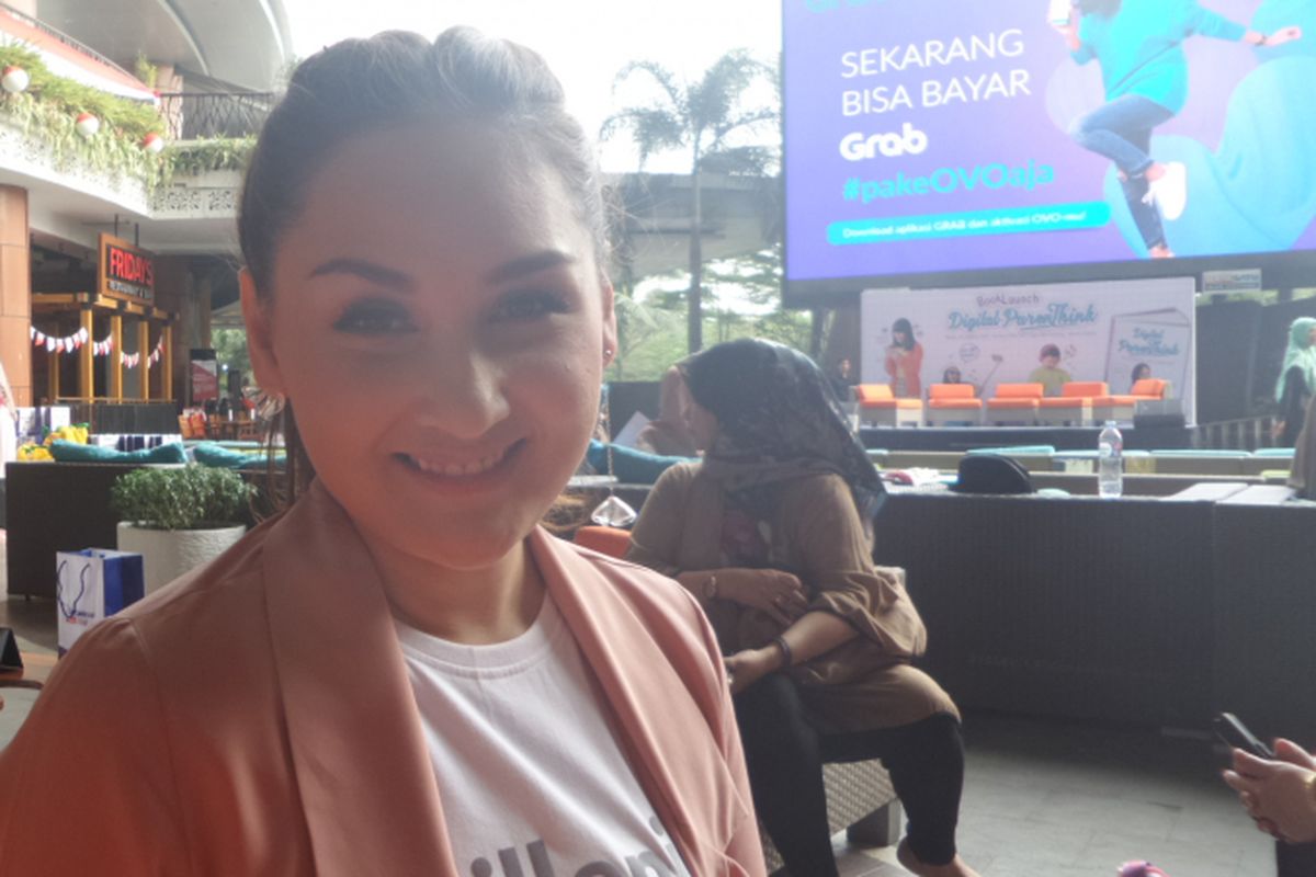 Mona Ratuliu berpose ketika meluncurkan buku Digital ParenThink di Lippo Mall Kemang, Jakarta Selatan, Kamis (16/8/2018).