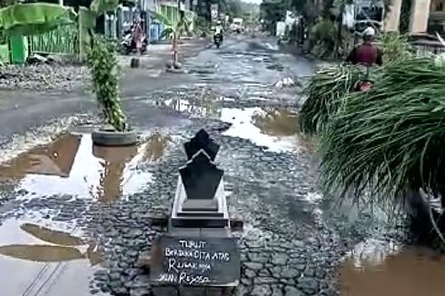 Ada Batu Nisan dan Pohon Pisang di Jalan Rusak Menuju Pabrik Gula di Blitar