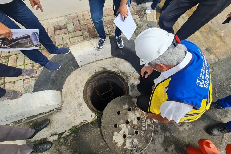 Menteri PUPR Basuki Hadimuljono melakukan kunjungan lapangan ke Instalasi Pengelolaan Air Limbah (IPAL) Krukut, di Setiabudi, Jakarta, Sabtu (25/06/2022). 