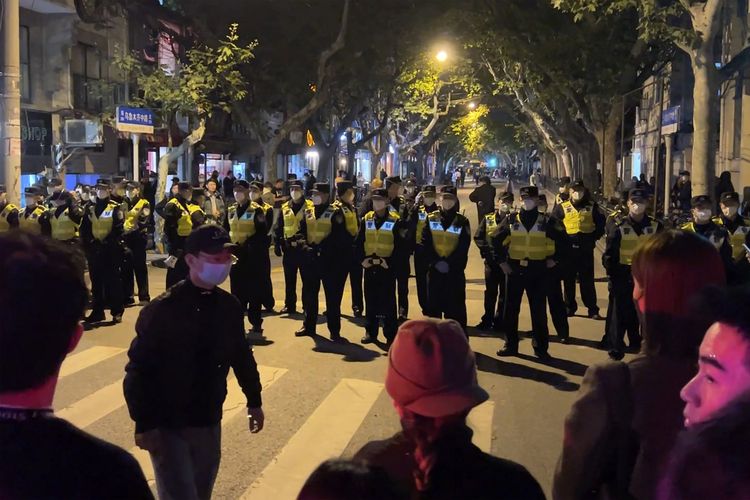 Demo China: Ratusan Pengunjuk Rasa Bentrok dengan Polisi Saat Protes Pembatasan Covid